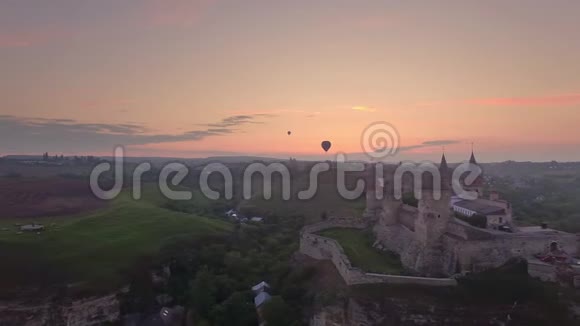 空中俯瞰卡米安涅茨波迪尔斯基城堡空中有小热气球视频的预览图