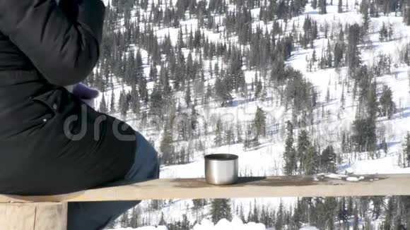 雪山女人喝热咖啡休息视频的预览图