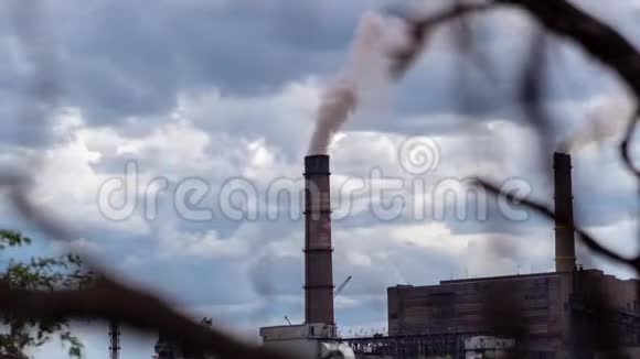 时光流逝城市景观从植物和工厂的排放中熏制了污染的大气从管道上看到了烟雾视频的预览图