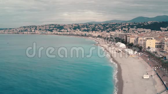 在温暖的春日平静的大海和法国尼斯的全景视频的预览图