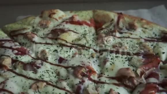比萨饼的特写放在桌子上方的纸板箱里披萨外卖菜单快餐硬面团视频的预览图