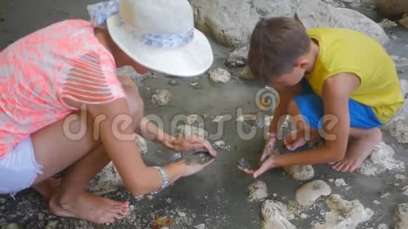 女人把泥涂在身上视频的预览图
