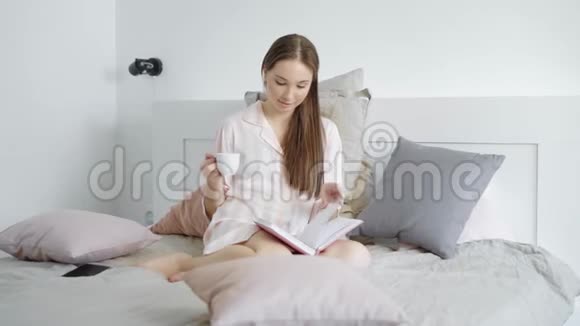 美丽的年轻女人读有趣的书视频的预览图