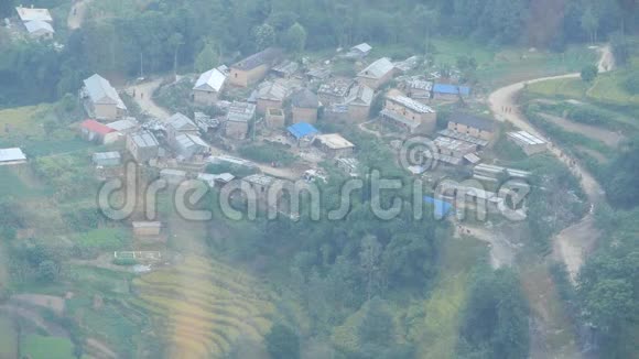 从上面到山麓的小镇尼泊尔喜玛拉雅河谷绿地上的小镇和贫困镇的景色视频的预览图