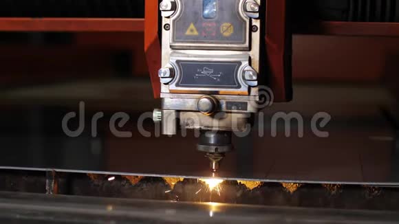 金属角磨机切割时火花金工工厂生产制造机器人视频的预览图