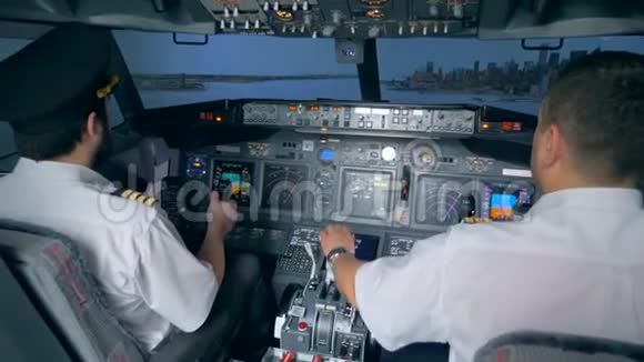 飞行员在飞行模拟器中控制空中客车视频的预览图