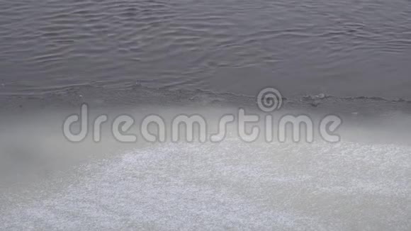 冬天融化的河流有冰块特写户外视频的预览图