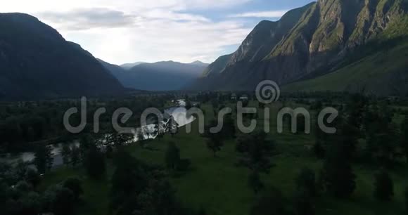 俄罗斯阿尔泰Chulyshman山谷无人机夏季射击视频的预览图