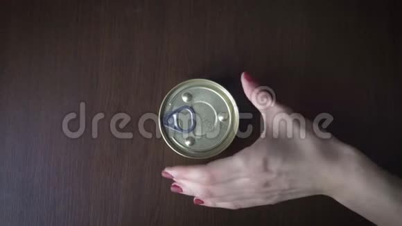 开放罐头食品即食即餐特写视频的预览图