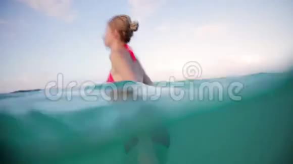在海洋中散步的女孩视频的预览图