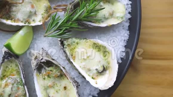 用奶酪石灰和香草在盘子里烤的牡蛎赠送菜单海鲜餐厅地中海美食服务对象视频的预览图