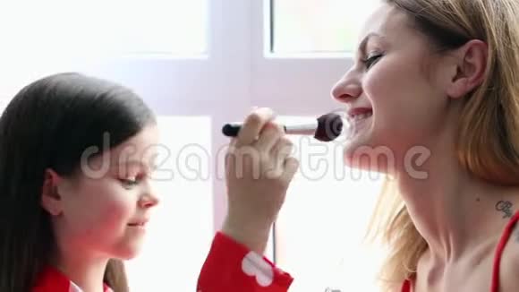 妈妈和女儿化妆视频的预览图