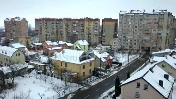 冬季城市私人住宅住宅区和高层住宅的鸟瞰图视频的预览图