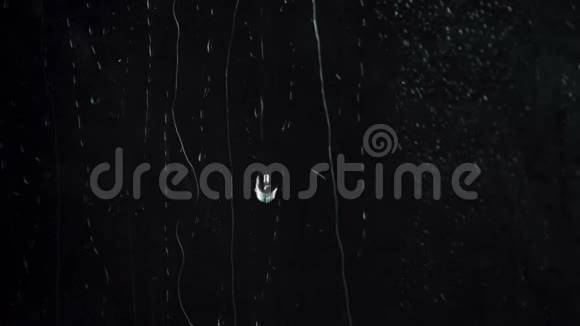 在黑色背景下拍摄水滴视频的预览图