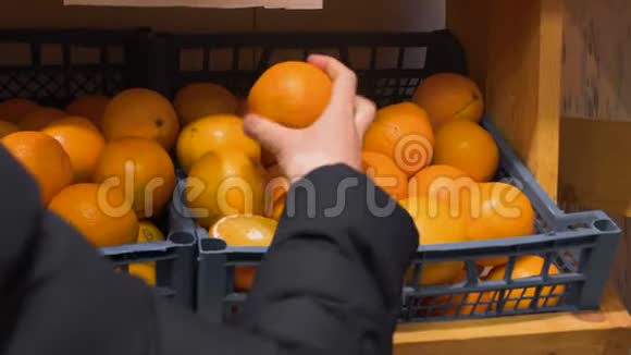在商店或商店里人们触摸感受和选择新鲜橙子视频的预览图