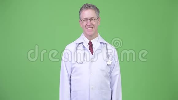快乐成熟男子医生戴眼镜思考的肖像视频的预览图