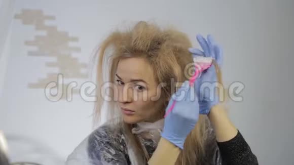 金发女人自己染头发家里染发视频的预览图