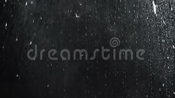 在黑色玻璃背景下拍摄水滴视频的预览图