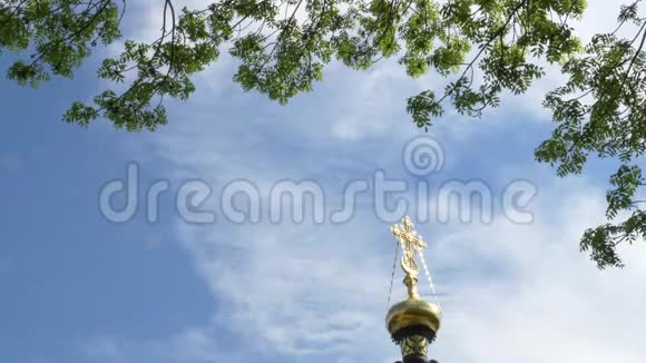 对着天空和绿树交叉在教堂上戈梅尔贝拉鲁斯视频的预览图