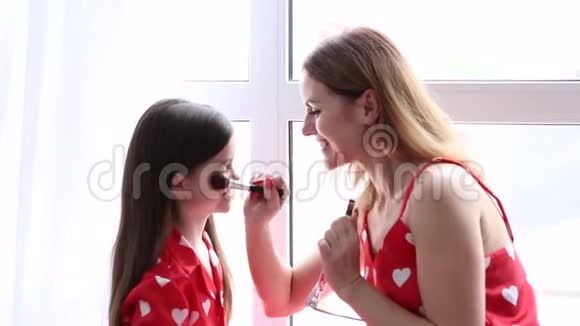 妈妈和女儿化妆视频的预览图
