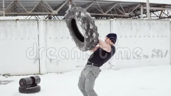 交叉健身操肌肉男把橡胶轮胎扔在自己身上视频的预览图