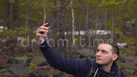 游客在森林里用手机拍照视频的预览图