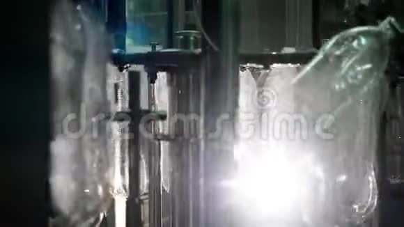 塑料瓶厂塑料容器的输送机移动视频的预览图