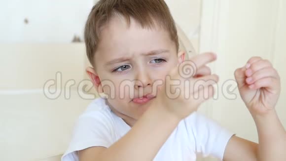 一个男孩特写镜头表现出悲伤和不满然后高兴和微笑慢慢地进入镜头视频的预览图