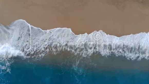 泡沫波浪冲刷海岸线视频的预览图