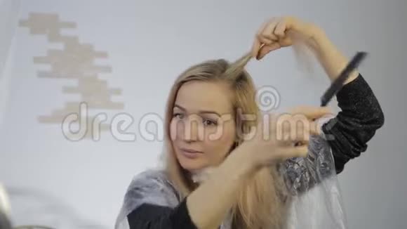 金发女人自己染头发家里染发视频的预览图