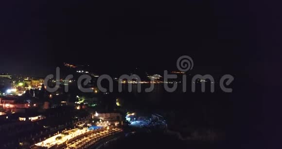 4KUHD高空飞艇在夜间城市上空靠近海面俯瞰雷雨闪电视频的预览图