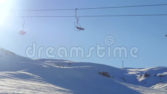 从雪山滑雪出发的滑雪电梯和运动人士滑雪板的背景视频的预览图