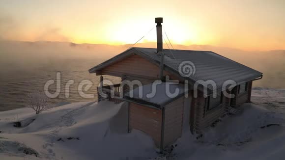 黎明时分冬日海边的木屋视频的预览图