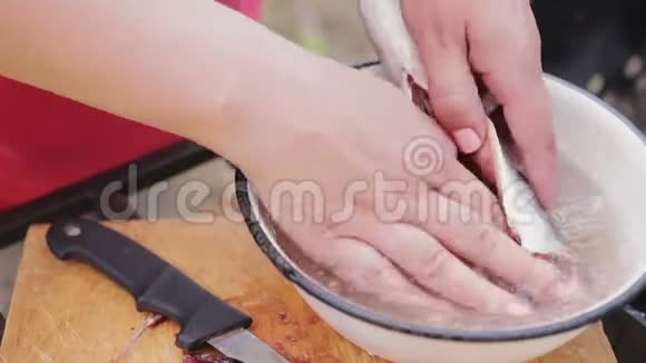 女人清洗鱼视频的预览图