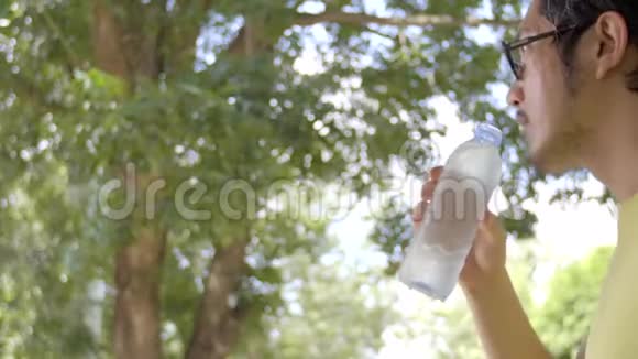 慢动作4K亚洲运动员从瓶子里喝水视频的预览图