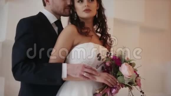新娘和新郎参加婚礼视频的预览图