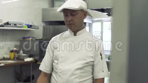 厨师闻着厨房准备的菜视频的预览图