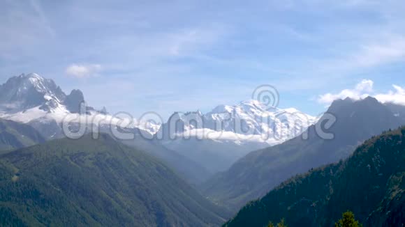 壮观的景色下高山山谷在高峰夏季视频的预览图