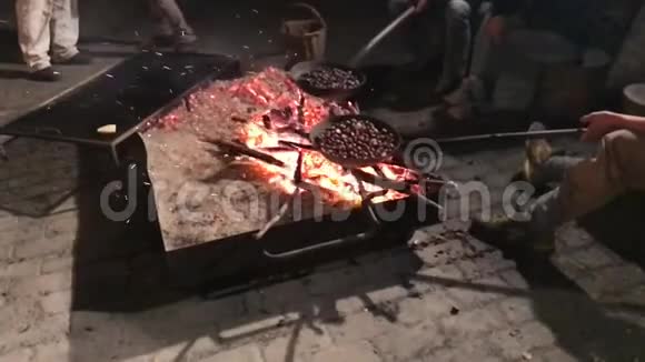 意大利佐卡栗子节一群朋友在篝火上慢动作煮栗子视频的预览图