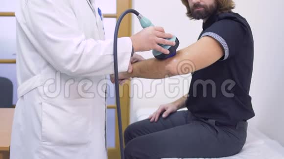 医生对病人肘做超声检查视频的预览图