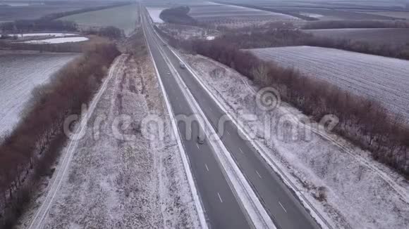 乡村道路上的第一场雪空中景观视频的预览图