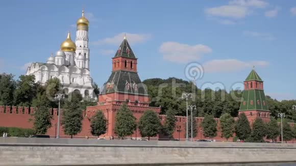 莫斯科河堤有克里姆林宫的城墙塔楼和大教堂视频的预览图