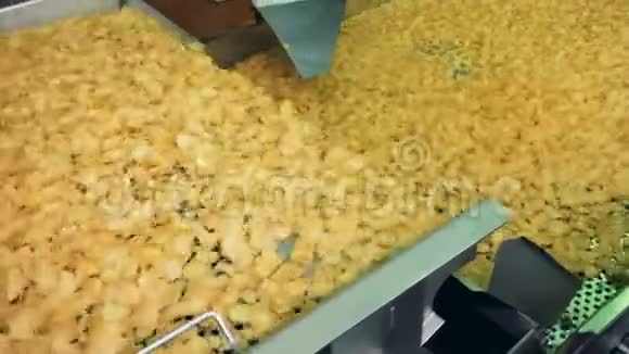 炸土豆薯片从食品厂的工业传送带上掉下来视频的预览图