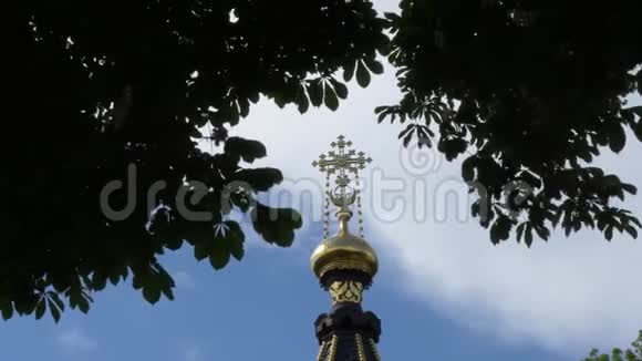 对着天空和绿树交叉在教堂上Gomel白俄罗斯视频的预览图