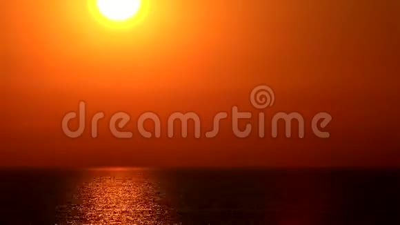日落海水浴场时间推移海滨日出夏季日落海景视频的预览图