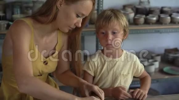 一位年轻女子和她的小儿子上了陶艺大师班视频的预览图