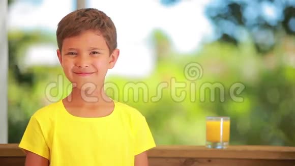 男孩喜欢橙汁视频的预览图