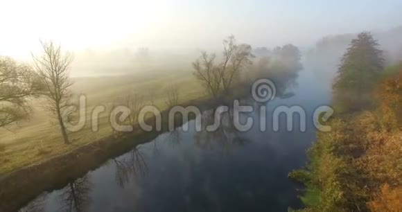 乌克兰晨雾下的空中河景视频的预览图