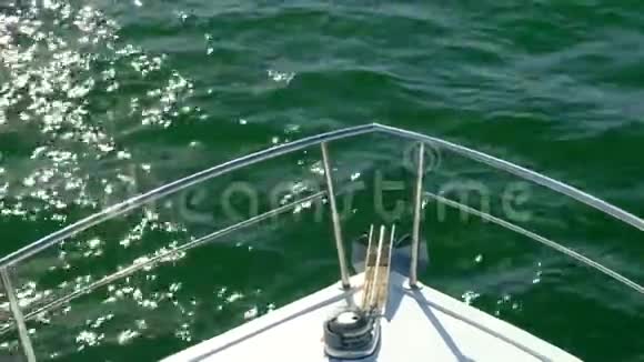 在海浪的背景下游艇的前部视频的预览图