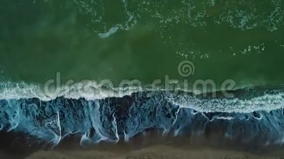 空中无人机镜头傍晚海滩上的俯视海浪视频的预览图